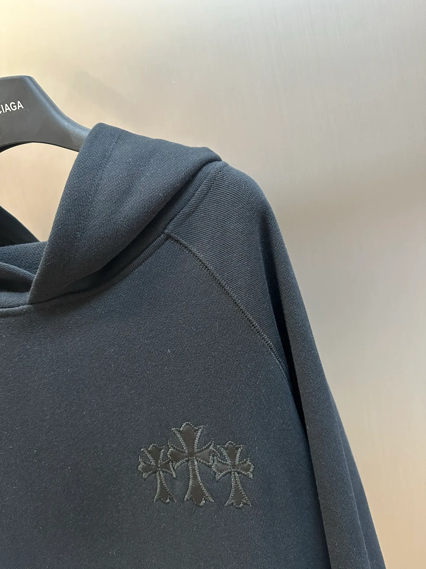P490 Chrome Hearts Chrome Hearts Logo Hooded Sweatshirt. Customized heavy fortress intertwined air cotton, Chrome Hearts cross patch embroidery decoration on the chest, becoming the ultimate interpretation of dark gothic style. CH Gothic font is the finishing touch on the back panel, making the totem become your spiritual punctuation. The logo iron plate sways slightly with the swing of the body, adding a sense of movement and vitality.  Adopting imported machine appliqué embroidery technology, using advanced computer control systems and precision mechanical components, the Chrome Hearts logo appliqué embroidery operation is realized, presenting an embroidery effect with both clarity and three-dimensionality size: s m l xl